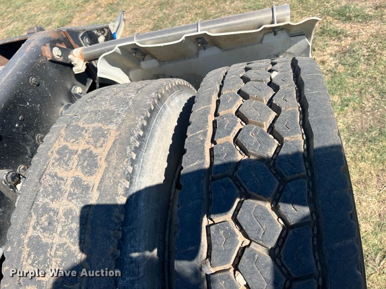 image for item IA9013 1987 Kenworth T600  semi truck