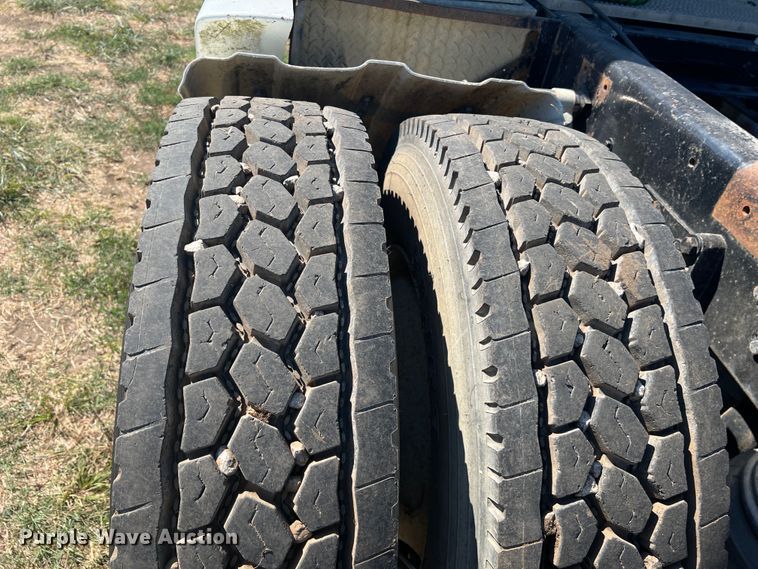 image for item IA9013 1987 Kenworth T600  semi truck