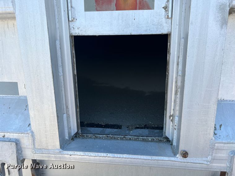 image for item IA9152 2005 Travis  end dump trailer