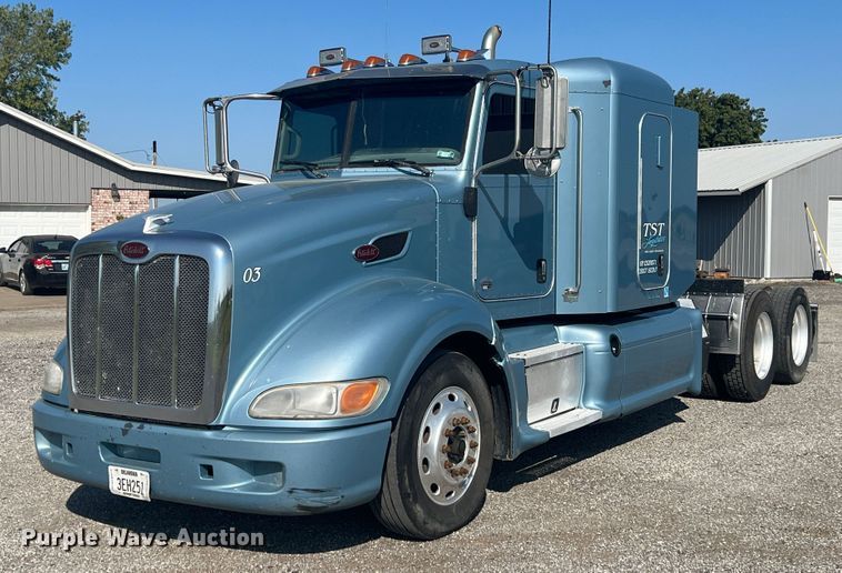 image for item IA9153 2014 Peterbilt 386  semi truck