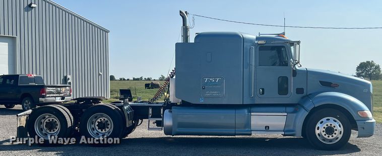 image for item IA9153 2014 Peterbilt 386  semi truck