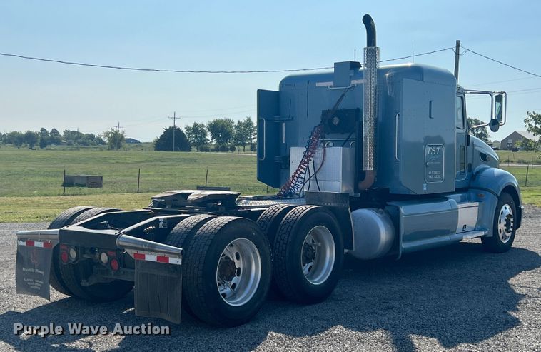 image for item IA9153 2014 Peterbilt 386  semi truck