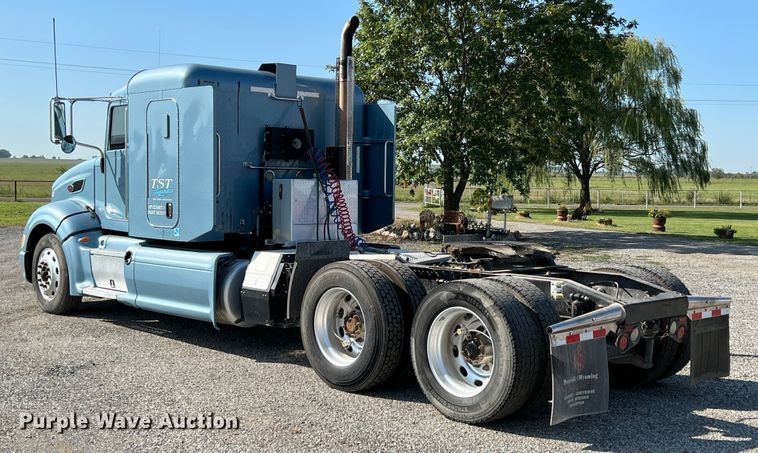 image for item IA9153 2014 Peterbilt 386  semi truck