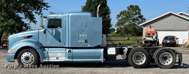 image for item IA9153 2014 Peterbilt 386  semi truck