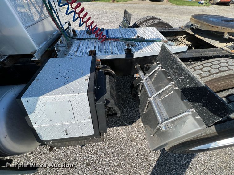 image for item IA9153 2014 Peterbilt 386  semi truck