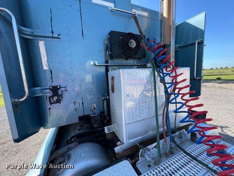 image for item IA9153 2014 Peterbilt 386  semi truck