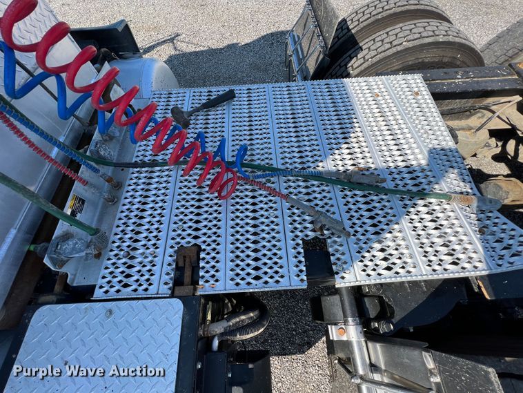 image for item IA9153 2014 Peterbilt 386  semi truck