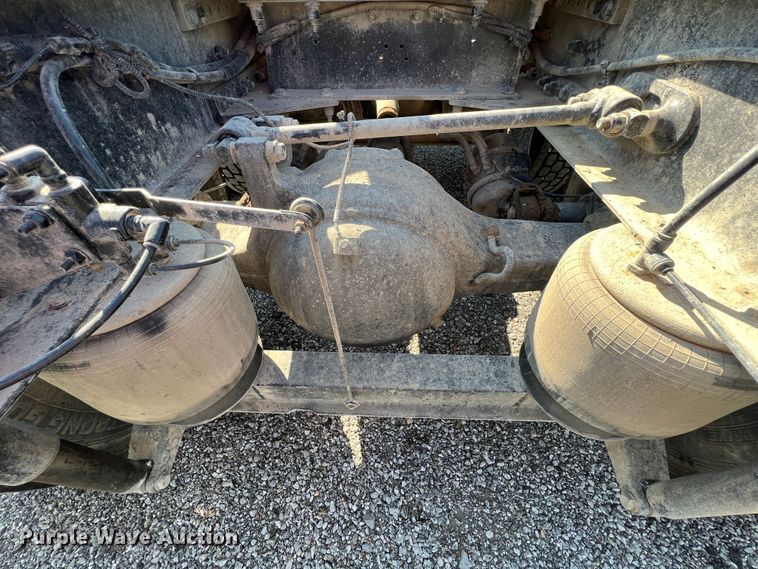 image for item IA9153 2014 Peterbilt 386  semi truck