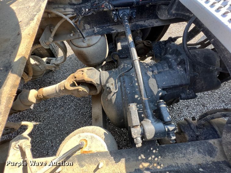 image for item IA9153 2014 Peterbilt 386  semi truck