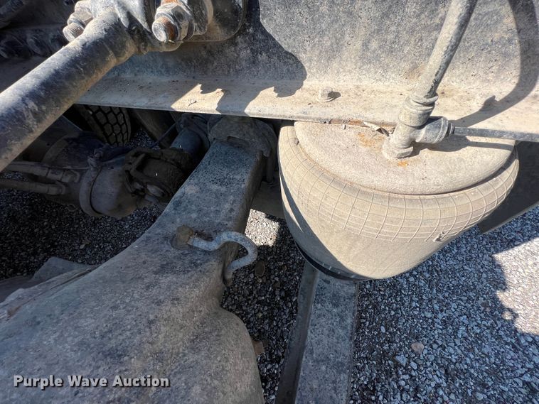 image for item IA9153 2014 Peterbilt 386  semi truck