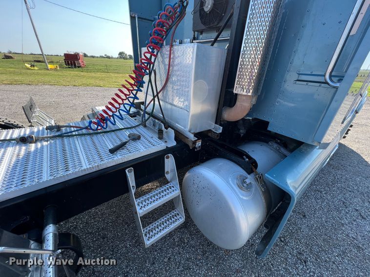 image for item IA9153 2014 Peterbilt 386  semi truck