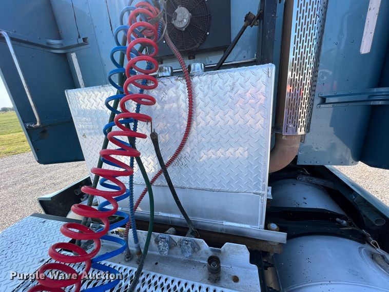 image for item IA9153 2014 Peterbilt 386  semi truck