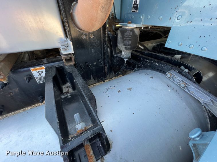 image for item IA9153 2014 Peterbilt 386  semi truck