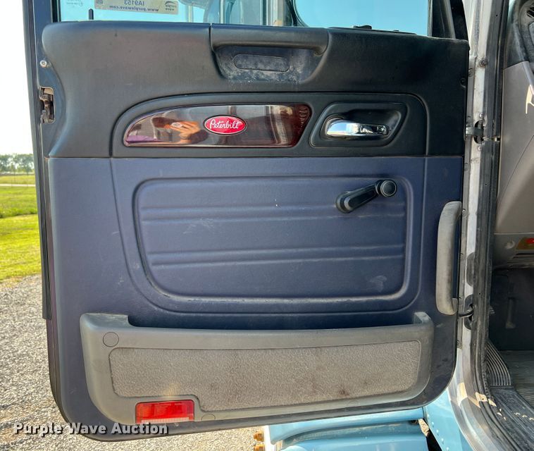 image for item IA9153 2014 Peterbilt 386  semi truck