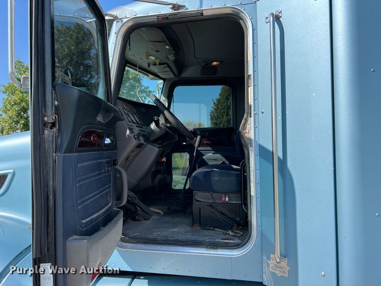 image for item IA9153 2014 Peterbilt 386  semi truck