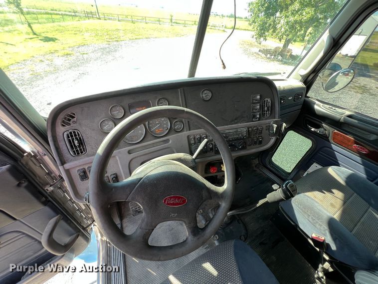 image for item IA9153 2014 Peterbilt 386  semi truck