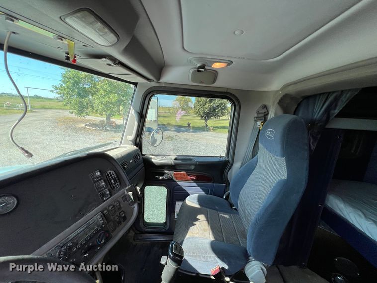 image for item IA9153 2014 Peterbilt 386  semi truck