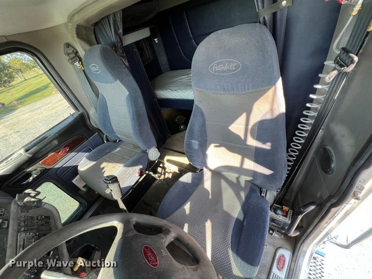 image for item IA9153 2014 Peterbilt 386  semi truck