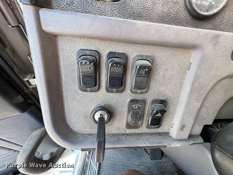 image for item IA9153 2014 Peterbilt 386  semi truck