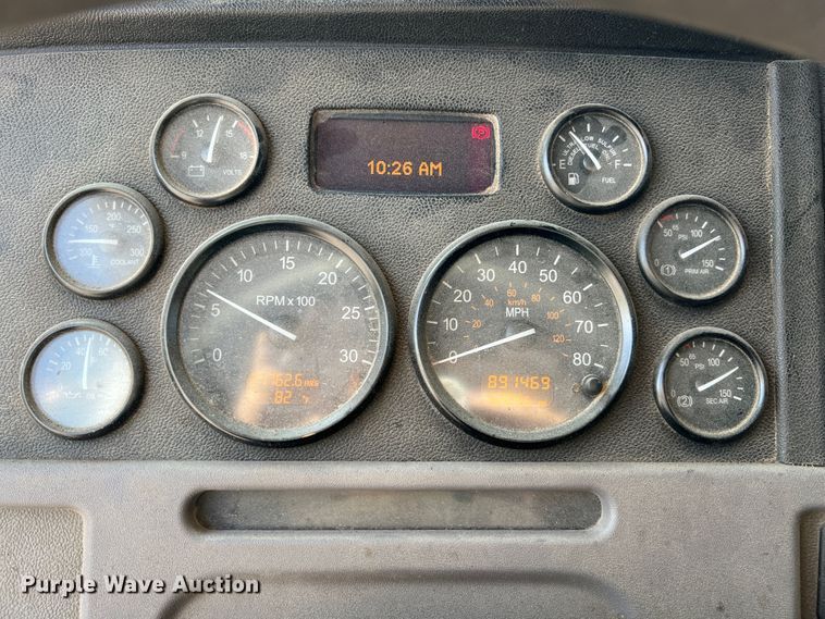 image for item IA9153 2014 Peterbilt 386  semi truck