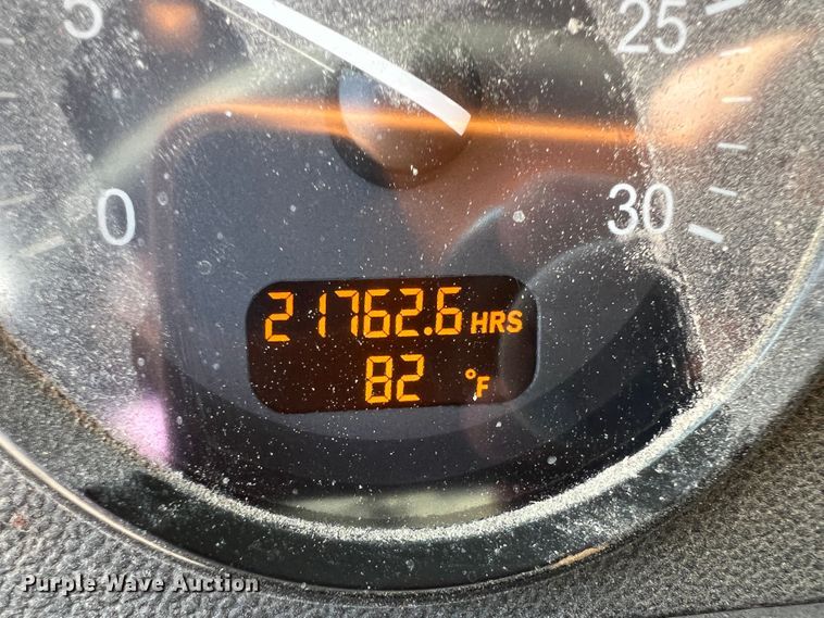 image for item IA9153 2014 Peterbilt 386  semi truck