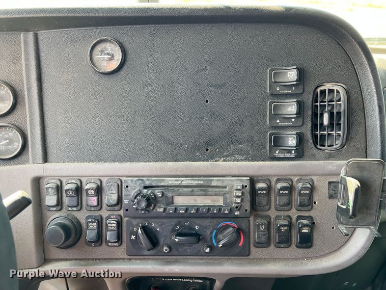 image for item IA9153 2014 Peterbilt 386  semi truck