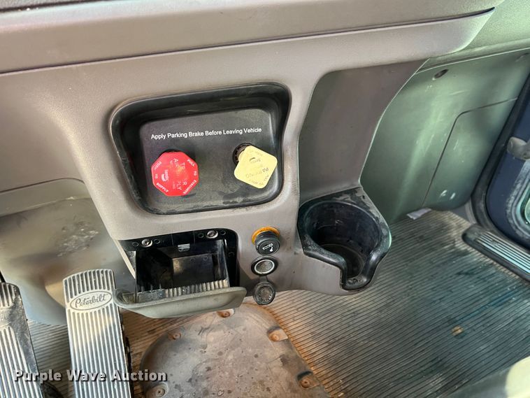 image for item IA9153 2014 Peterbilt 386  semi truck