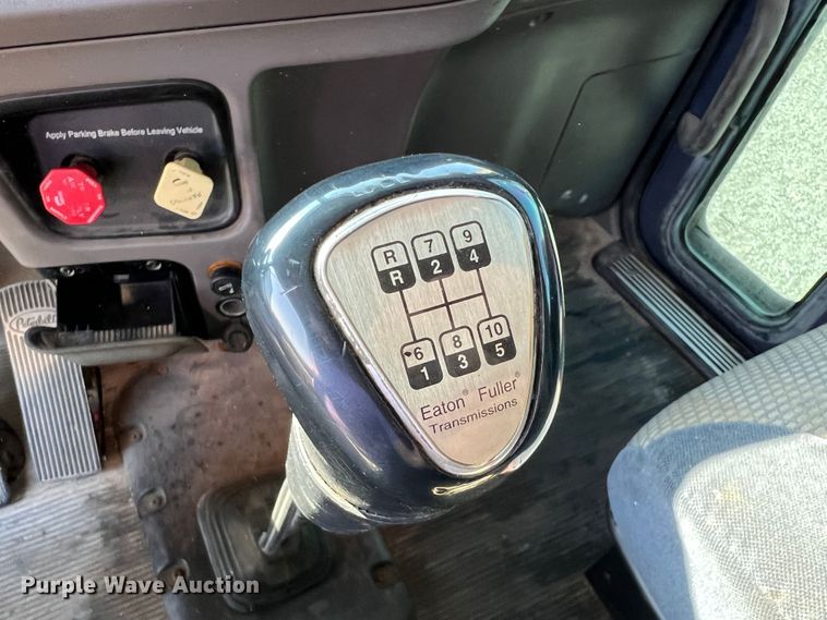 image for item IA9153 2014 Peterbilt 386  semi truck