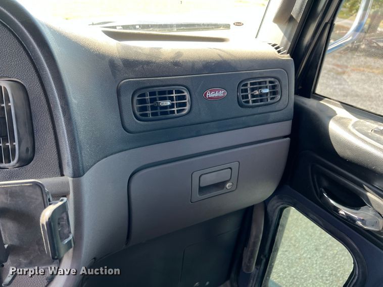 image for item IA9153 2014 Peterbilt 386  semi truck