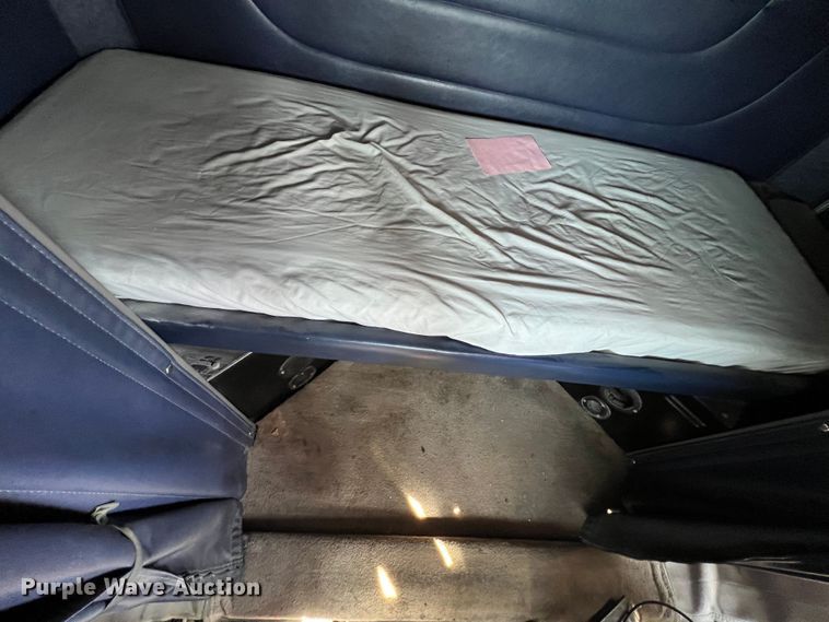 image for item IA9153 2014 Peterbilt 386  semi truck