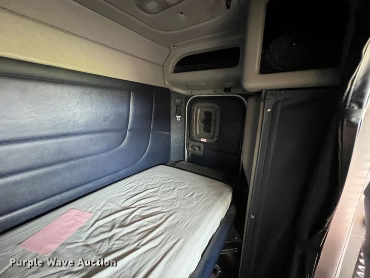 image for item IA9153 2014 Peterbilt 386  semi truck