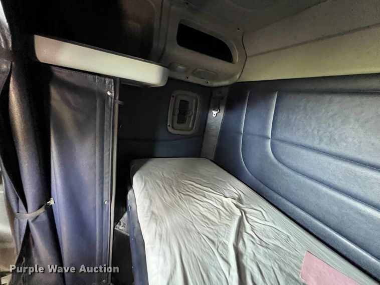 image for item IA9153 2014 Peterbilt 386  semi truck