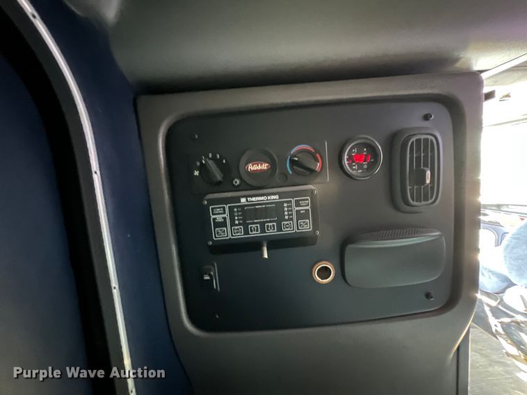 image for item IA9153 2014 Peterbilt 386  semi truck