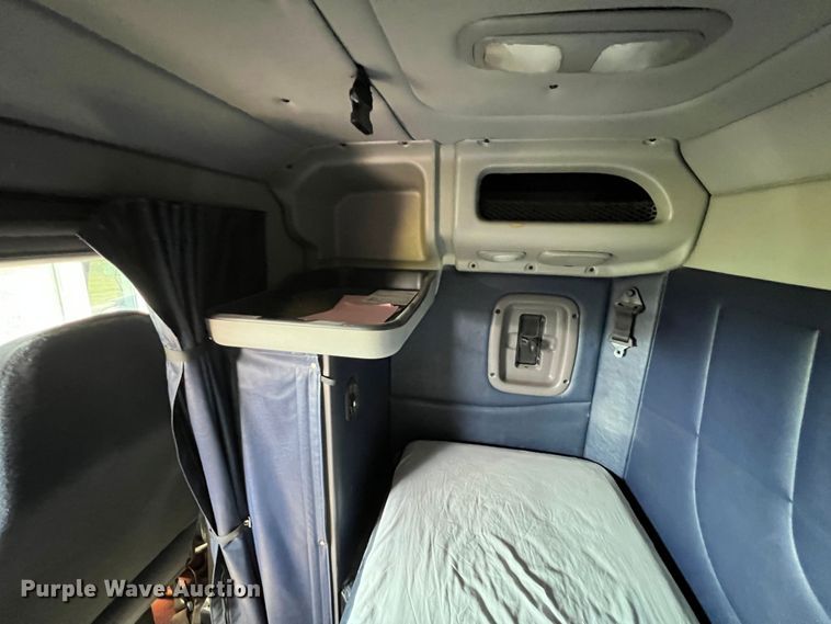 image for item IA9153 2014 Peterbilt 386  semi truck