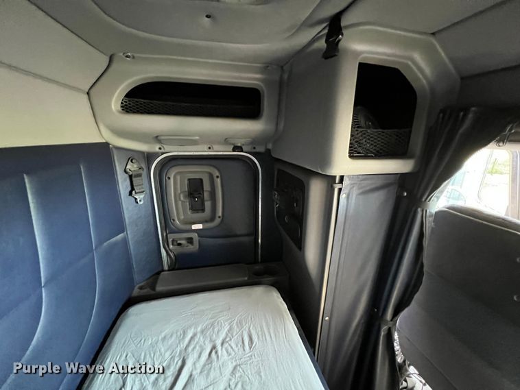 image for item IA9153 2014 Peterbilt 386  semi truck