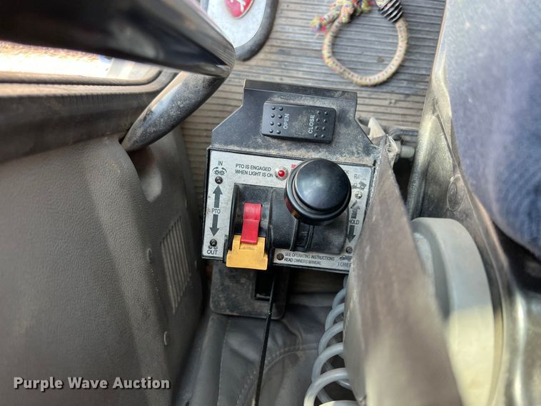 image for item IA9153 2014 Peterbilt 386  semi truck