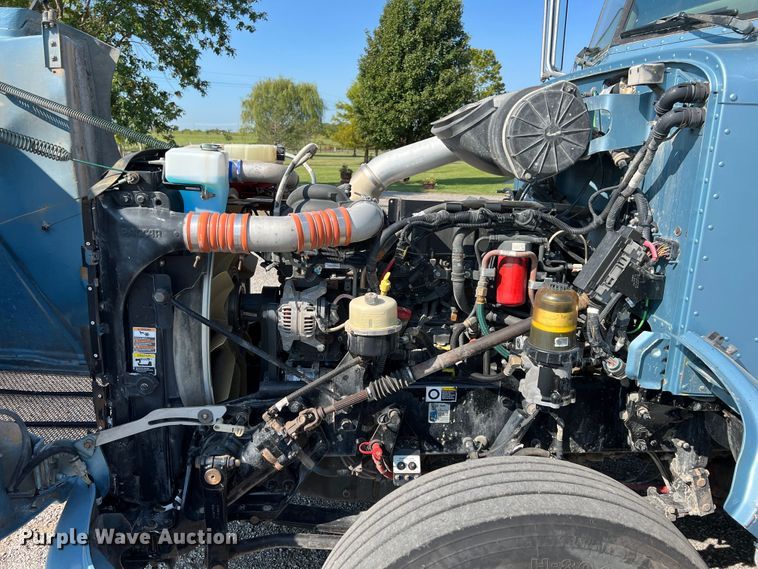 image for item IA9153 2014 Peterbilt 386  semi truck