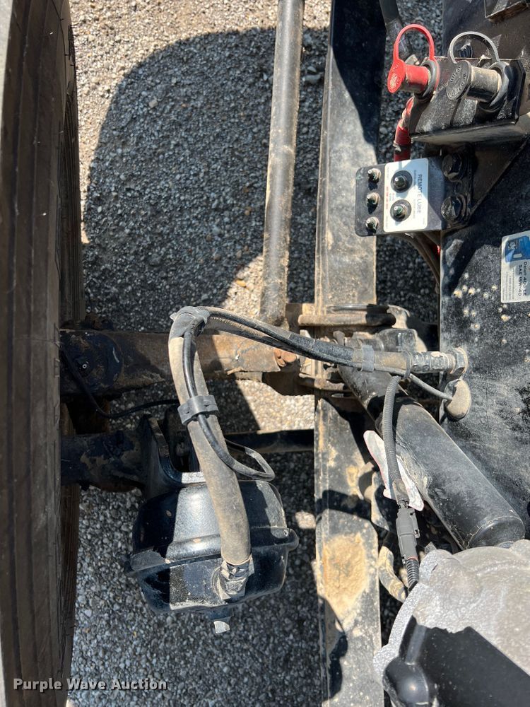 image for item IA9153 2014 Peterbilt 386  semi truck