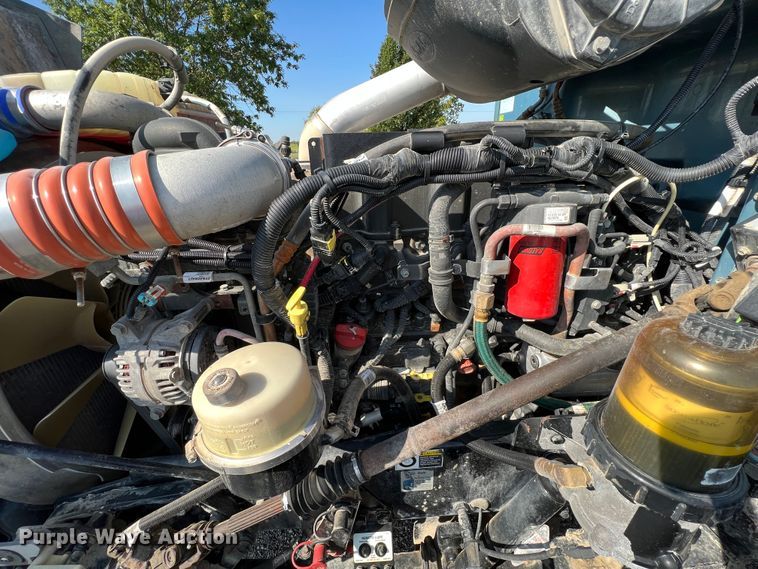 image for item IA9153 2014 Peterbilt 386  semi truck