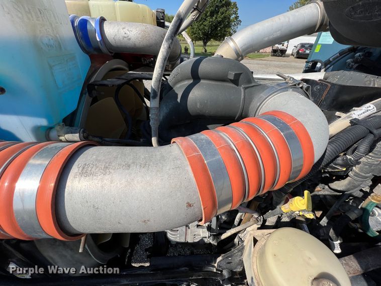 image for item IA9153 2014 Peterbilt 386  semi truck