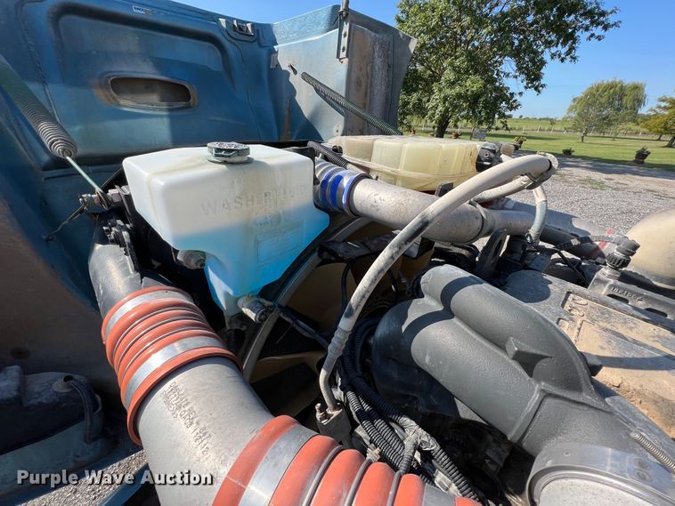 image for item IA9153 2014 Peterbilt 386  semi truck