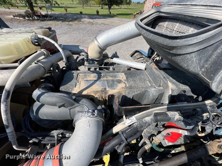 image for item IA9153 2014 Peterbilt 386  semi truck