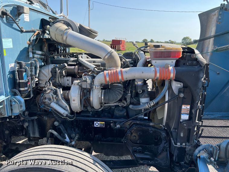 image for item IA9153 2014 Peterbilt 386  semi truck