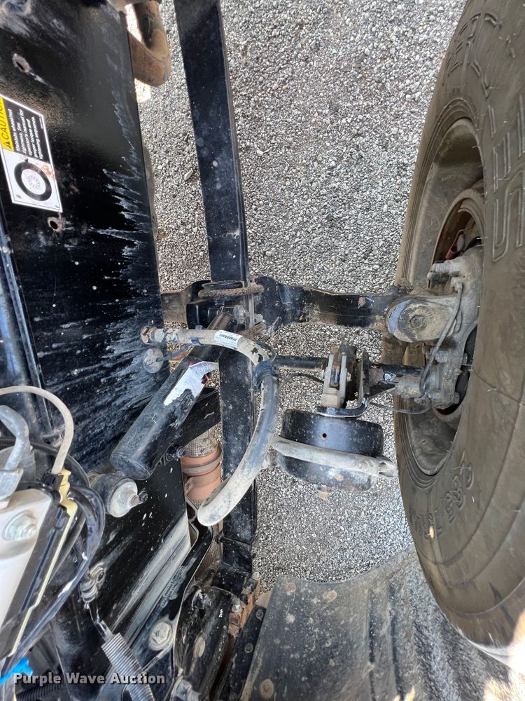 image for item IA9153 2014 Peterbilt 386  semi truck