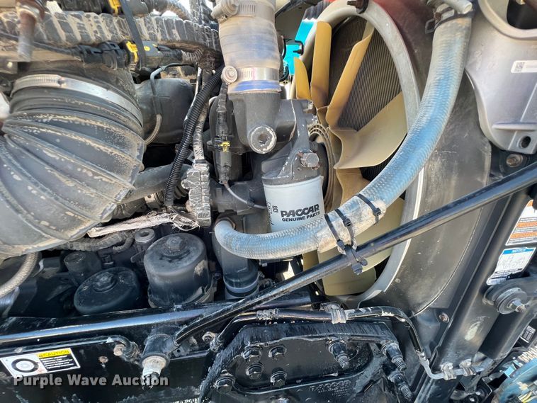 image for item IA9153 2014 Peterbilt 386  semi truck