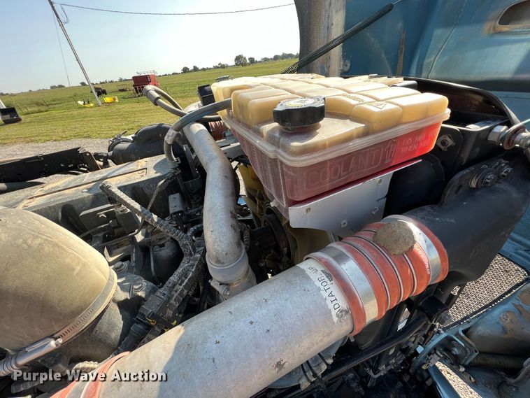 image for item IA9153 2014 Peterbilt 386  semi truck