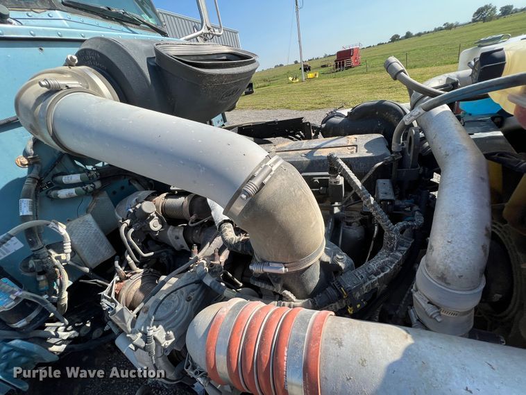 image for item IA9153 2014 Peterbilt 386  semi truck