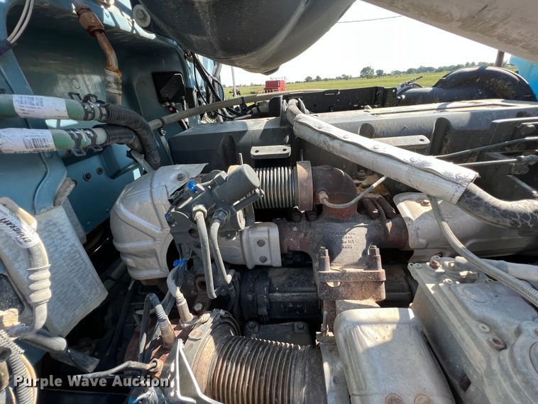 image for item IA9153 2014 Peterbilt 386  semi truck