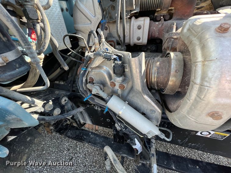 image for item IA9153 2014 Peterbilt 386  semi truck