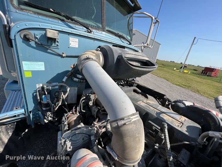 image for item IA9153 2014 Peterbilt 386  semi truck